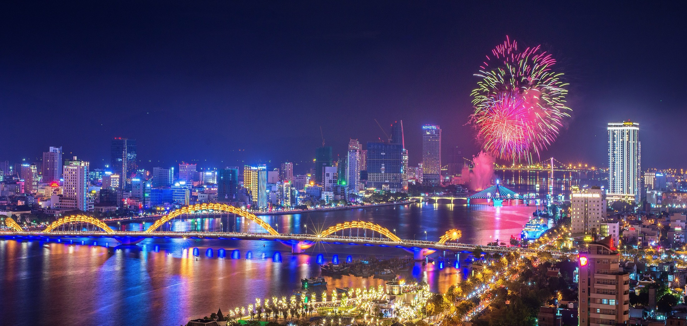 峴港夜間城市燈火